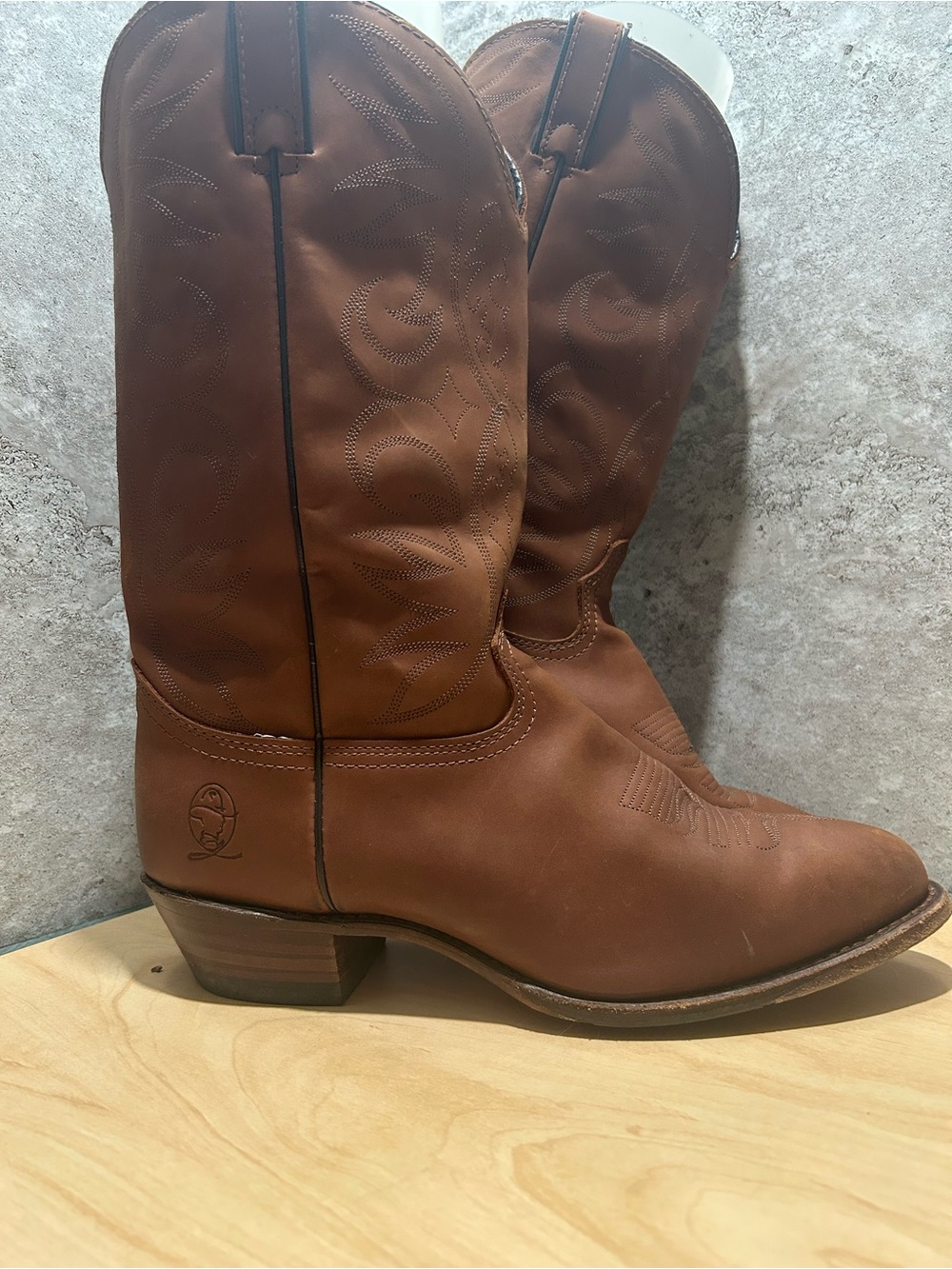 classic pair of brown western cowboy boots size  men’s 10.5